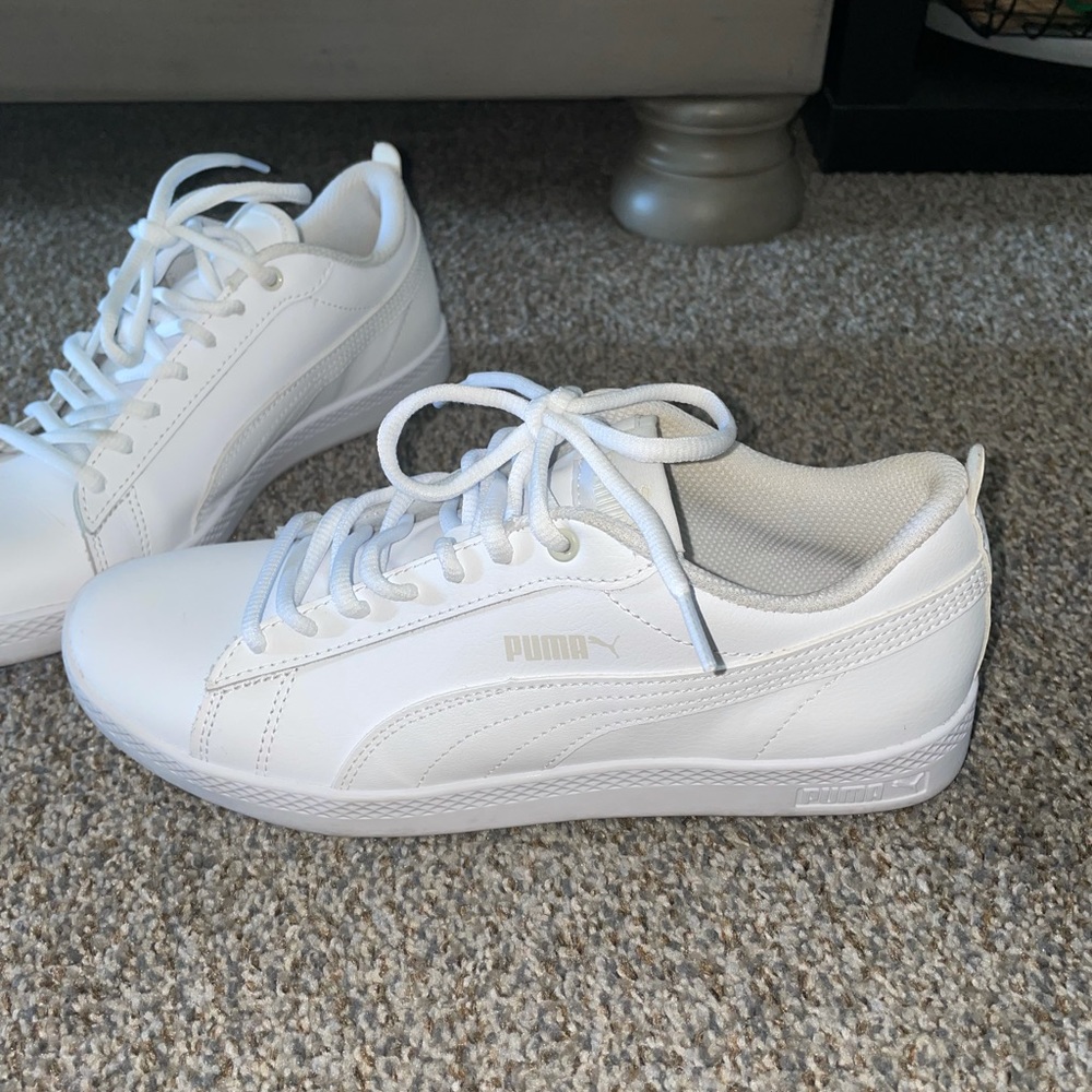 Very good condition white puma sneakers